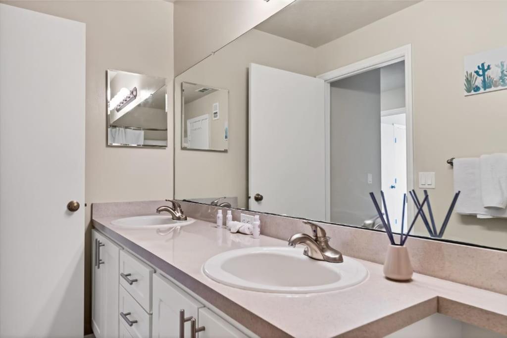 Designed 2Br With Balcony Pool And Gym Apartman Bradenton Kültér fotó