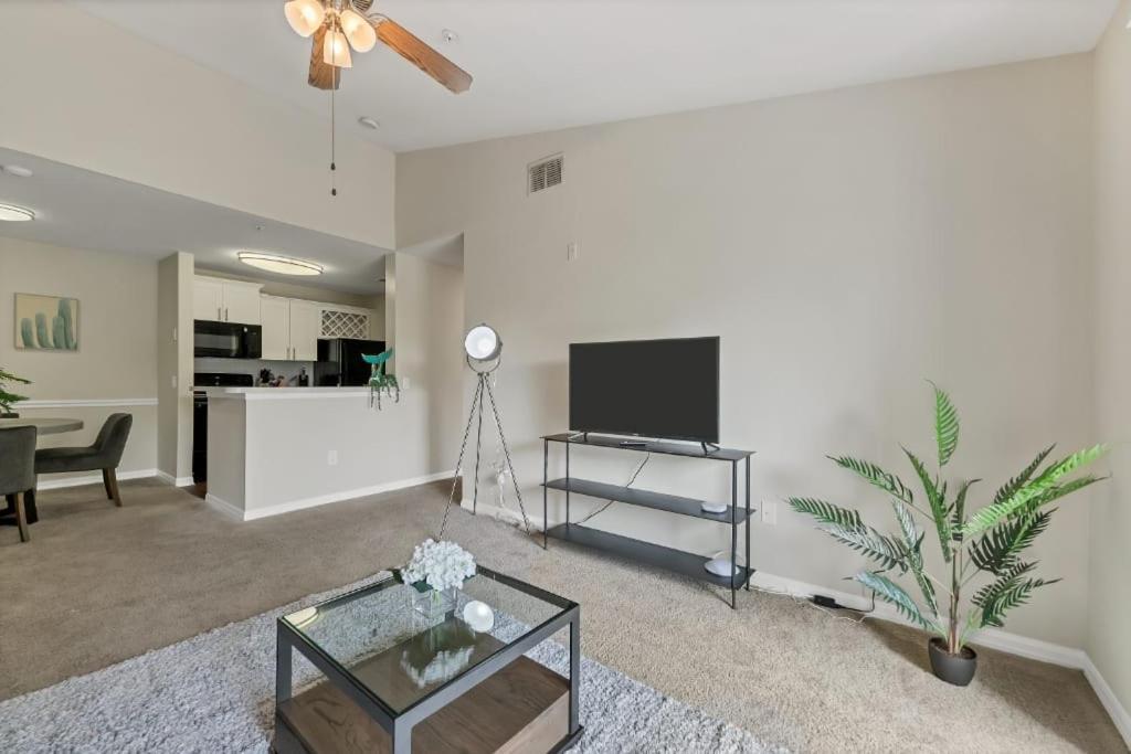 Designed 2Br With Balcony Pool And Gym Apartman Bradenton Kültér fotó