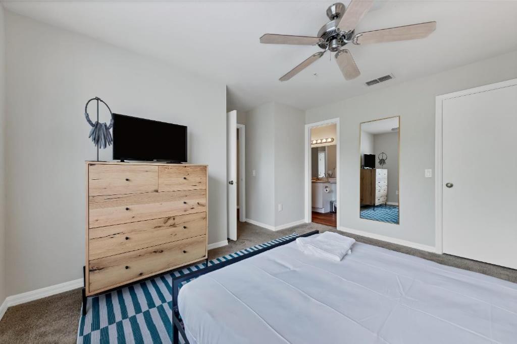 Designed 2Br With Balcony Pool And Gym Apartman Bradenton Kültér fotó